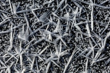 Donmuş gölette buzlu kristaller