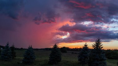 Kırsal alanda güzel bir günbatımı