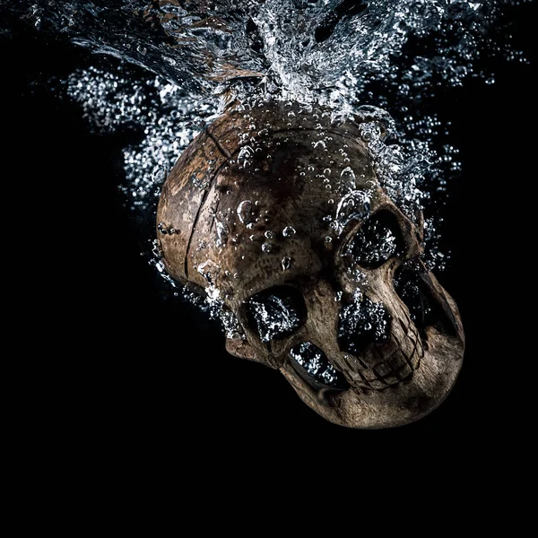 Crânio Caiu Água Criando Respingo — Fotografia de Stock