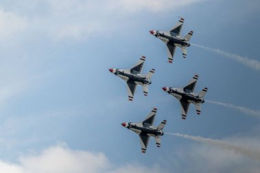 Rochester NY, ABD 8-25-2019: ABD Thunderbird 'leri uçuş düzeninde uçuyor