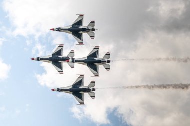 Rochester NY, ABD 8-25-2019: ABD Thunderbird 'leri uçuş düzeninde uçuyor