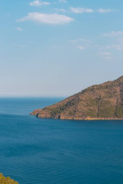 Adrasan 'da deniz ve gökyüzü manzarası, deniz ve gökyüzünün birleştiği adrasan dağları, Antalya Türkiye