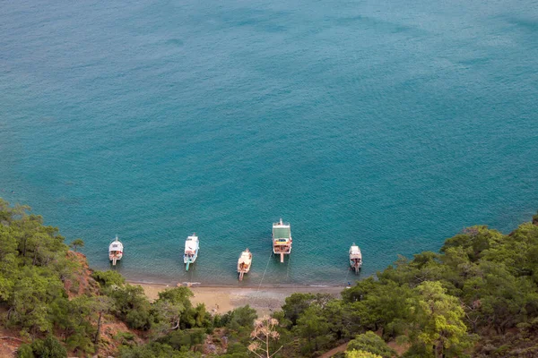 Adrasan köyü turist tekneleri Antalya Türkiye 'nin Adrasan köyündeki gizli küçük bir koyda bekliyor.