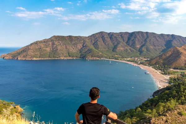 Adrasan sahilleri, deniz mavisi ve körfez, Akdeniz kıyıları, Adrasan kalesinden bu güzel manzarayı izleyen bir adam. Antalya Türkiye