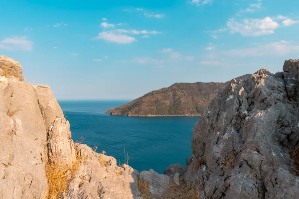 İki kayanın, denizin ve gökyüzünün birleştiği adrasan dağlarının, Antalya Türkiye 'nin deniz ve gökyüzü manzarası