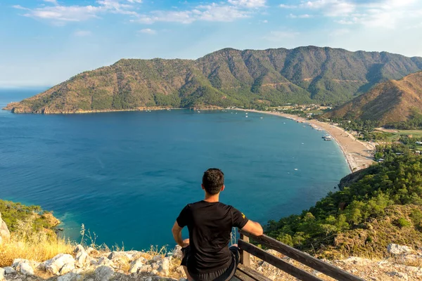 Adrasan sahilleri, deniz mavisi ve körfez, Akdeniz kıyıları, Adrasan kalesinden bu güzel manzarayı izleyen bir adam. Antalya Türkiye