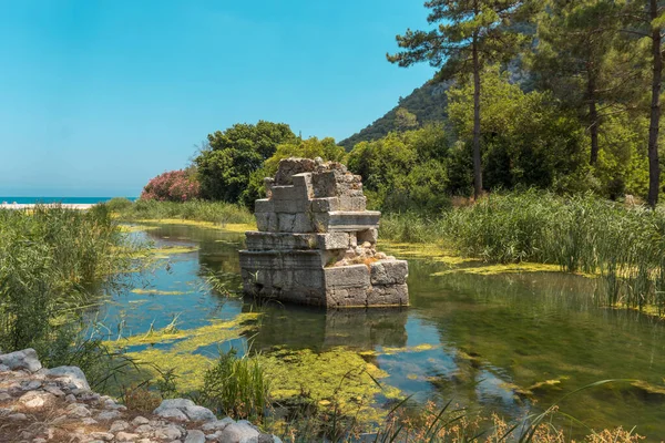 Olimpos kalıntıları antik şehir, Antalya 'nın Lycia yolu üzerindeki antik Yunan ve Roma kenti