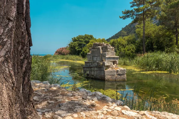 Olimpos kalıntıları antik şehir, Antalya 'nın Lycia yolu üzerindeki antik Yunan ve Roma kenti
