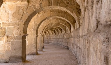 Aspendolar. Türkiye 'nin Antalya kentindeki Roma Amphiteatre Aspendos' un oditoryum tiyatrosunun üzerindeki sütunlu galeri. Kemerli koridorlardan birinin güzel perspektifi.