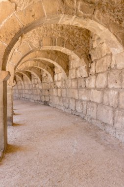 Aspendolar. Türkiye 'nin Antalya kentindeki Roma Amphiteatre Aspendos' un oditoryum tiyatrosunun üzerindeki sütunlu galeri. Kemerli koridorlardan birinin güzel perspektifi.