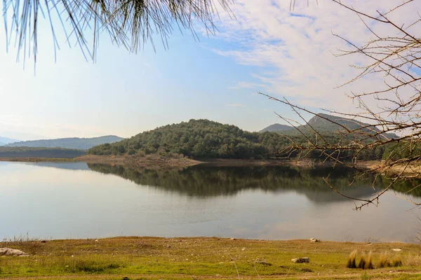 Aslantas Barajı Gölü ve Milli Park. Göl kıyısından çekilmiş su yansıması olan manzara fotoğrafı. Osmaniye, Türkiye.