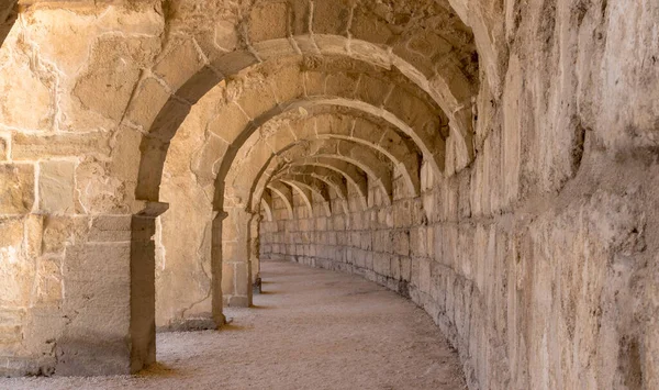 Aspendolar. Türkiye 'nin Antalya kentindeki Roma Amphiteatre Aspendos' un oditoryum tiyatrosunun üzerindeki sütunlu galeri. Kemerli koridorlardan birinin güzel perspektifi.