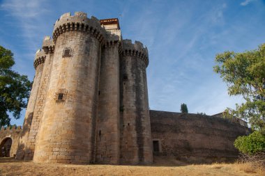 İspanya 'nın terk edilmiş Granadilla köyündeki eski şato.