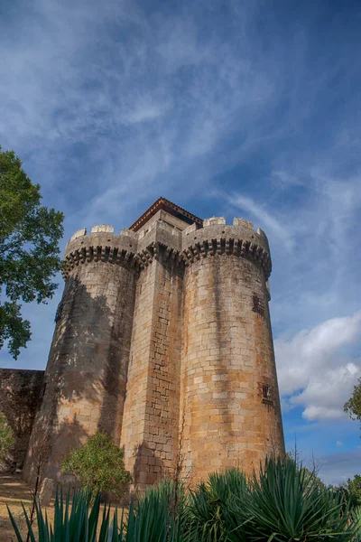 İspanya 'nın terk edilmiş Granadilla köyündeki eski şato.