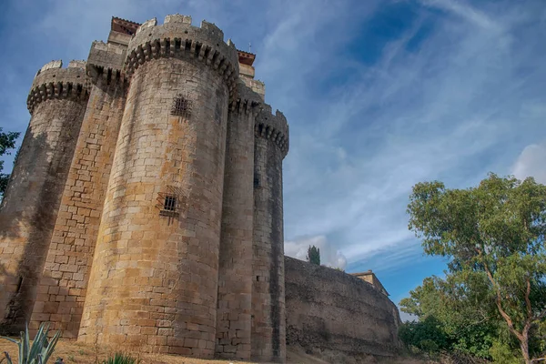İspanya 'nın terk edilmiş Granadilla köyündeki eski şato.