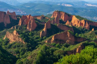 Castilla Leon, İspanya 'nın Bierzo bölgesindeki Medulas' ın güzel manzarası.