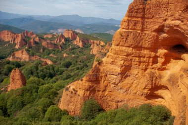 Castilla Leon, İspanya 'nın Bierzo bölgesindeki Medulas' ın güzel manzarası.