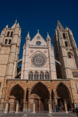 İspanya 'daki Leon' un güzel katedralinin dışında.