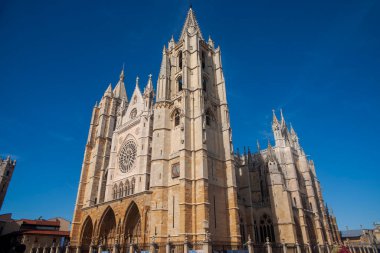 İspanya 'daki Leon' un güzel katedralinin dışında.