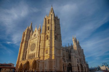 İspanya 'daki Leon' un güzel katedralinin dışında.