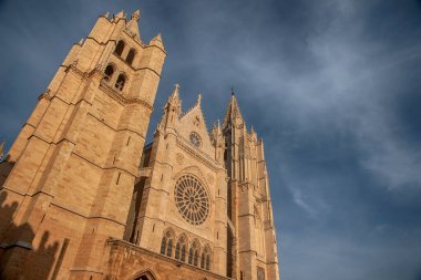 İspanya 'daki Leon' un güzel katedralinin dışında.