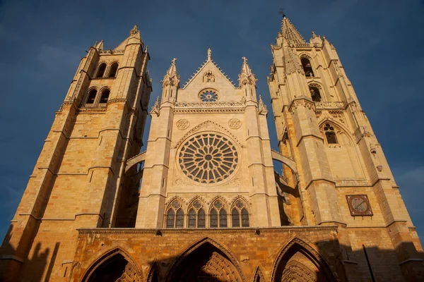 İspanya 'daki Leon' un güzel katedralinin dışında.