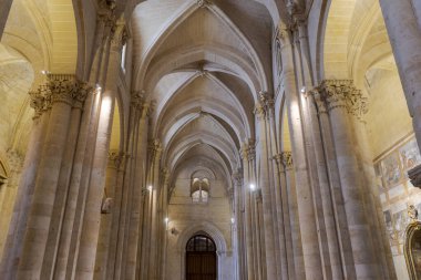 İspanya 'nın Salamanca şehrinin eski ve güzel katedralinin içinde.