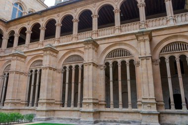 İspanya 'nın Salamanca eyaletindeki San Esteban Manastırı' ndaki krallar manastırı.