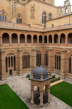 İspanya 'nın Salamanca eyaletindeki San Esteban Manastırı' ndaki krallar manastırı.