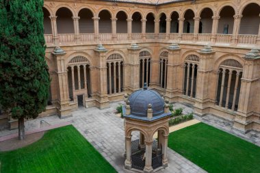 İspanya 'nın Salamanca eyaletindeki San Esteban Manastırı' ndaki krallar manastırı.