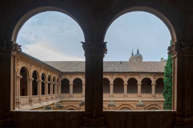 İspanya 'nın Salamanca eyaletindeki San Esteban Manastırı' ndaki krallar manastırı.