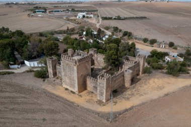 İspanya 'nın El Coronil kentindeki Las Aguzaderas kalesinin hava manzarası