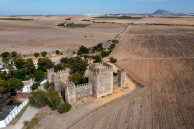İspanya 'nın El Coronil kentindeki Las Aguzaderas kalesinin hava manzarası