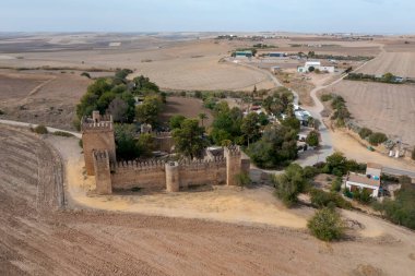 İspanya 'nın El Coronil kentindeki Las Aguzaderas kalesinin hava manzarası