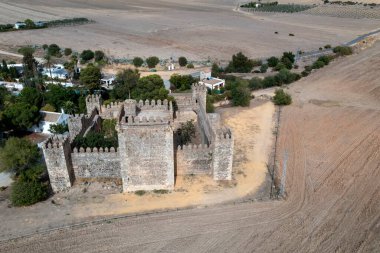 İspanya 'nın El Coronil kentindeki Las Aguzaderas kalesinin hava manzarası