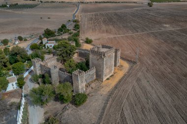 İspanya 'nın El Coronil kentindeki Las Aguzaderas kalesinin hava manzarası