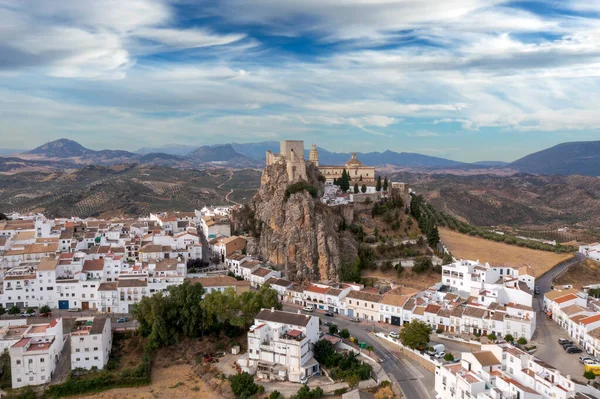 İspanya 'nın Cadiz kentindeki Olvera belediyesinin havadan görünüşü