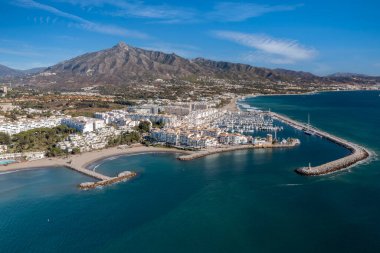 Mavi bir günde Puerto Banus 'un hava manzarası, Marbella.