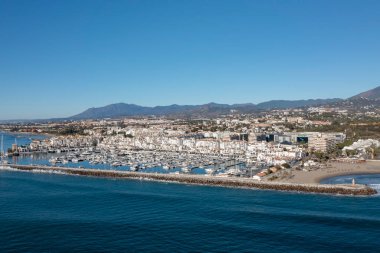 Mavi bir günde Puerto Banus 'un hava manzarası, Marbella.