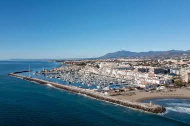 Mavi bir günde Puerto Banus 'un hava manzarası, Marbella.