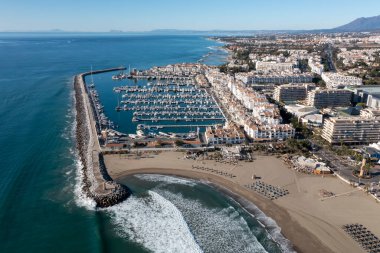 Mavi bir günde Puerto Banus 'un hava manzarası, Marbella.