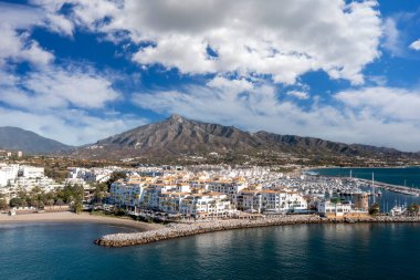 Mavi bir günde Puerto Banus 'un hava manzarası, Marbella.