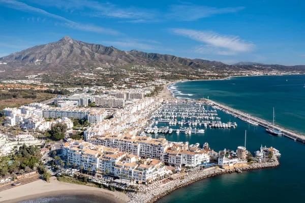 Mavi bir günde Puerto Banus 'un hava manzarası, Marbella.