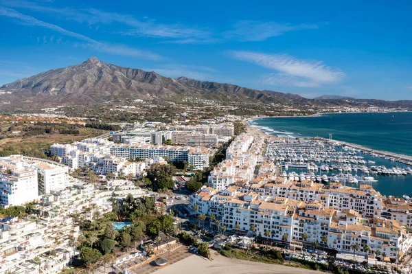 Mavi bir günde Puerto Banus 'un hava manzarası, Marbella.