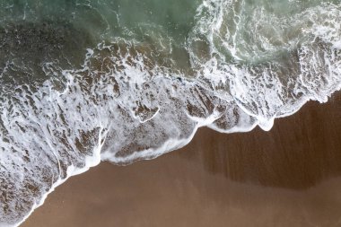 Sahilde dalgalar kopuyor.