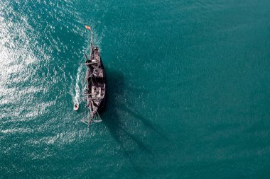 Nao Zaferi 'nin açık denizde yüzüşünün görüntüsü.
