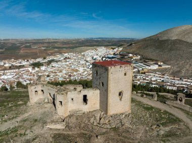 İspanya 'nın Malaga eyaletindeki Teba belediyesine bağlı Almohad Şatosu kalıntıları.