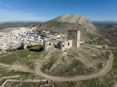İspanya 'nın Malaga eyaletindeki Teba belediyesine bağlı Almohad Şatosu kalıntıları.