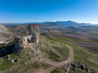 İspanya 'nın Malaga eyaletindeki Teba belediyesine bağlı Almohad Şatosu kalıntıları.