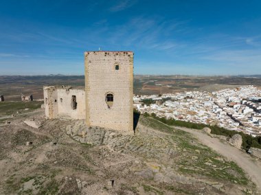 İspanya 'nın Malaga eyaletindeki Teba belediyesine bağlı Almohad Şatosu kalıntıları.